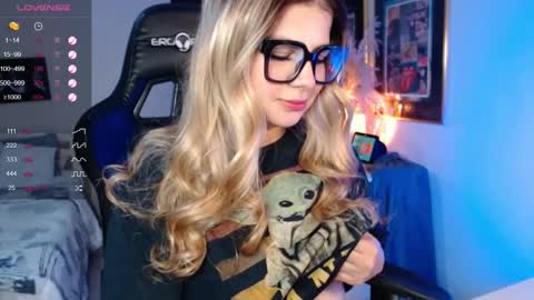 Snapshot of avrill_morgan chatting on 02/16/25, 08:22 Avrill Morgan online show from 02/16/25, 08:22