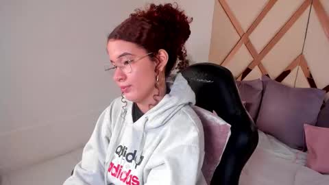 Snapshot of avrilwayne chatting on 12/22/25, 11:51 Avril online show from 12/22/25, 11:51