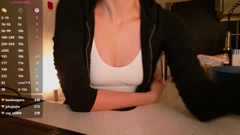 Snapshot of avvaiia chatting on 03/15/26, 12:05 Avaia online show from 03/15/26, 12:05