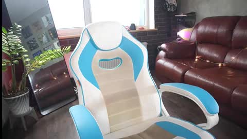 Snapshot of awondrr chatting on 10/21/25, 11:22 Alice online show from 10/21/25, 11:22