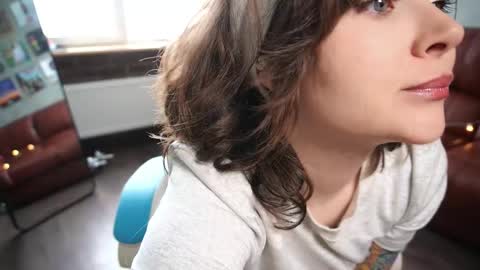 Snapshot of awondrr chatting on 02/20/26, 10:27 Alice online show from 02/20/26, 10:27