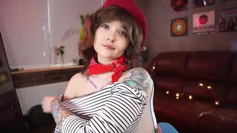 Snapshot of awondrr chatting on 03/28/26, 01:33 Alice online show from 03/28/26, 01:33