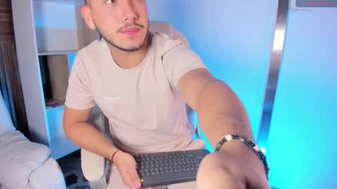 axel_grey_ online show from 09/26/25, 12:20