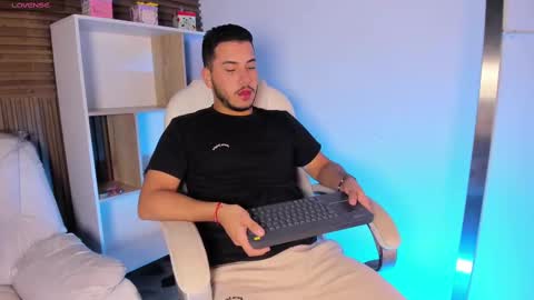 axel_grey_ online show from 10/03/25, 12:24