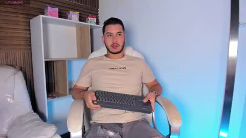 axel_grey_ online show from 10/04/25, 12:25