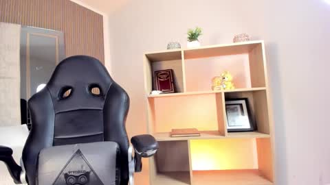 axel_grey_ online show from 03/23/26, 12:42