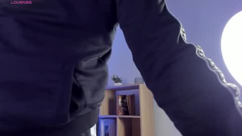 axel_grey_ online show from 05/04/26, 12:45