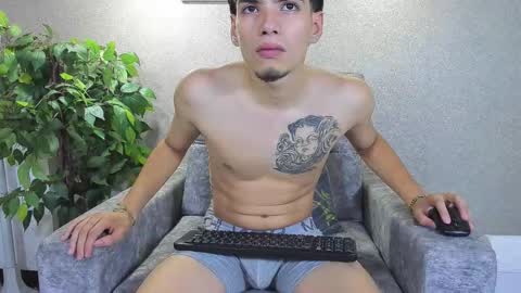 Snapshot of axel_wiliams chatting on 11/14/25, 03:49 axel online show from 11/14/25, 03:49