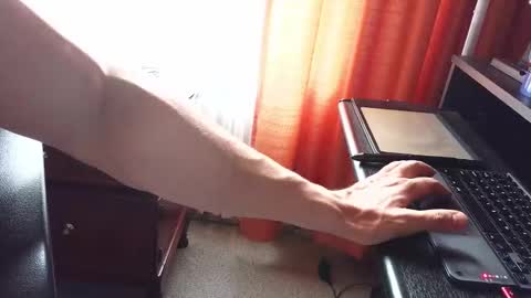 Snapshot of axelcr0ss chatting on 10/28/25, 09:06 axelcr0ss online show from 10/28/25, 09:06