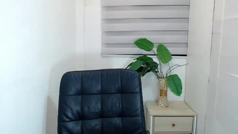 ayalvrs18 online show from 02/26/25, 10:26