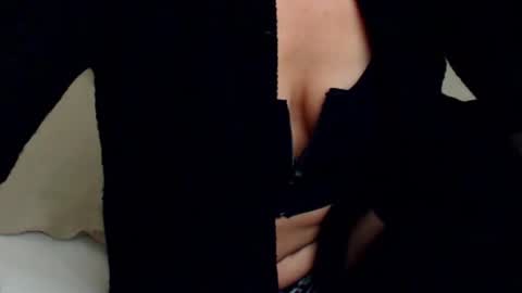 Snapshot of aylynrichard chatting on 10/16/25, 05:08 aylynrichard online show from 10/16/25, 05:08