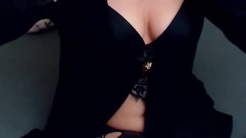 aylynrichard online show from 12/21/25, 12:18