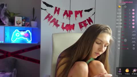 Snapshot of azeliaclark chatting on 10/28/25, 02:42 Sofia online show from 10/28/25, 02:42