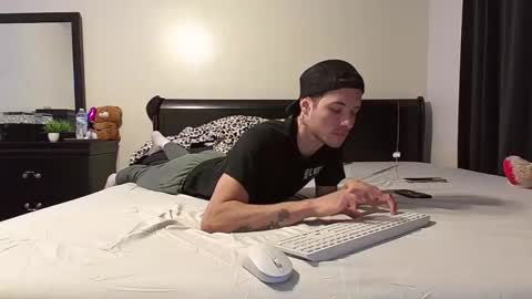 azell19 online show from 02/14/25, 12:51