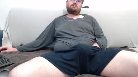 Snapshot of azer912 chatting on 10/05/25, 08:23 Azer online show from 10/05/25, 08:23