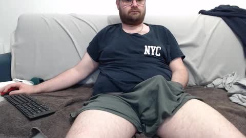 Snapshot of azer912 chatting on 12/21/25, 09:16 Azer online show from 12/21/25, 09:16