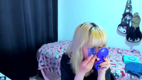 Azu Moure online show from 11/30/25, 03:21