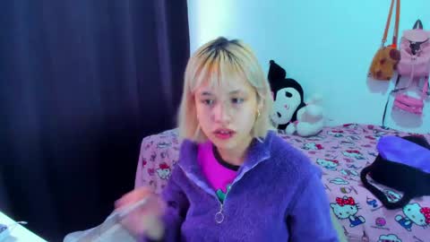 Snapshot of azu_moure chatting on 04/22/26, 08:32 Azu Moure online show from 04/22/26, 08:32