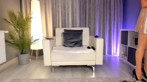 Snapshot of babeinblush chatting on 09/18/25, 04:03 Lisa online show from 09/18/25, 04:03