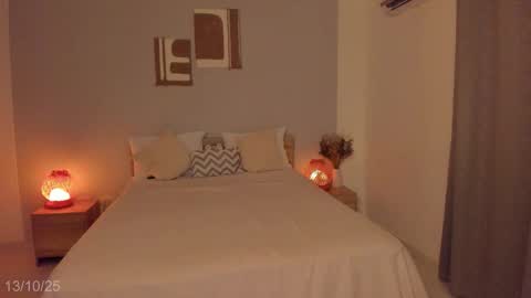 itzell  online show from 10/14/25, 12:44