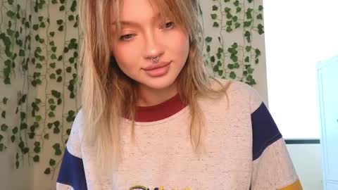 Snapshot of baby_adele chatting on 02/25/25, 09:31 bb adele online show from 02/25/25, 09:31