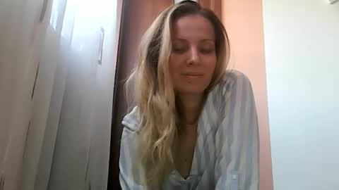 Snapshot of baby_blondee chatting on 10/31/25, 01:23 Baby Blonde online show from 10/31/25, 01:23