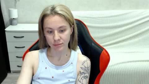 baby_kitte online show from 10/27/25, 03:54