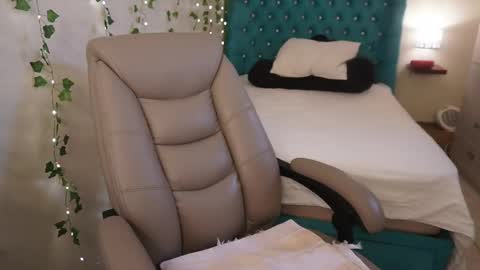 Snapshot of babyangiee chatting on 12/19/25, 10:17 Instagram online show from 12/19/25, 10:17