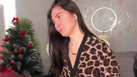 Snapshot of babyisperfect chatting on 12/17/25, 04:18 Sophia online show from 12/17/25, 04:18