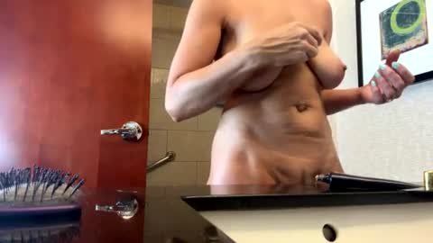 Snapshot of badboyson65 chatting on 07/12/26, 01:29 HotWifeFun32 online show from 07/12/26, 01:29
