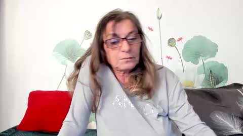 Snapshot of badgg chatting on 09/18/25, 01:02 Gina online show from 09/18/25, 01:02