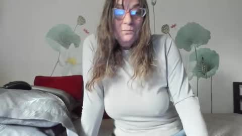 Snapshot of badgg chatting on 12/18/25, 01:39 Gina online show from 12/18/25, 01:39