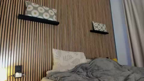 Snapshot of badmodel_ chatting on 11/18/25, 03:05 Name online show from 11/18/25, 03:05