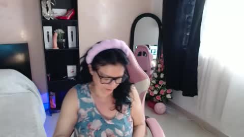 Snapshot of bailarina_atrevida chatting on 02/17/25, 01:10 sandra online show from 02/17/25, 01:10