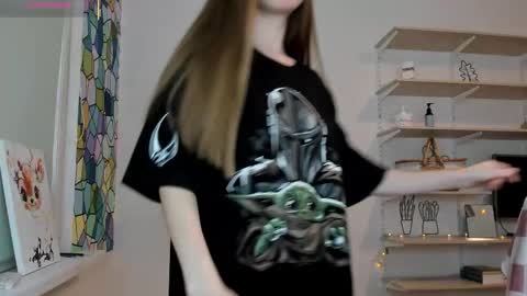 Snapshot of bam_bi chatting on 10/10/25, 01:43 Kira online show from 10/10/25, 01:43