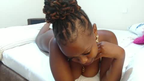 bambi_e online show from 04/11/26, 07:45