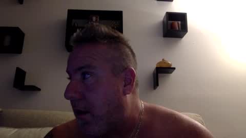 Snapshot of banana5289 chatting on 12/25/24, 01:31 banana5289 online show from 12/25/24, 01:31