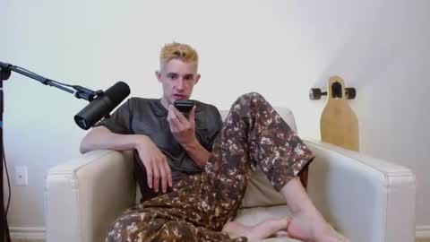 Snapshot of bananacurvesleft chatting on 07/03/26, 11:22 bananacurvesleft online show from 07/03/26, 11:22