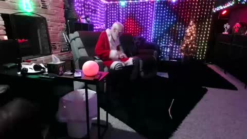 Snapshot of banjoey48 chatting on 12/04/25, 02:10 BANJOEY online show from 12/04/25, 02:10