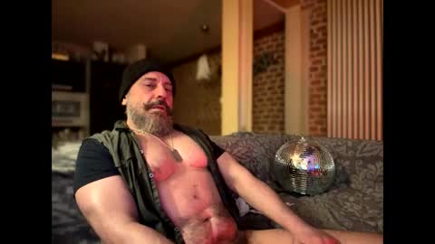 Snapshot of barba71 chatting on 02/08/25, 12:28 Military man 69 online show from 02/08/25, 12:28