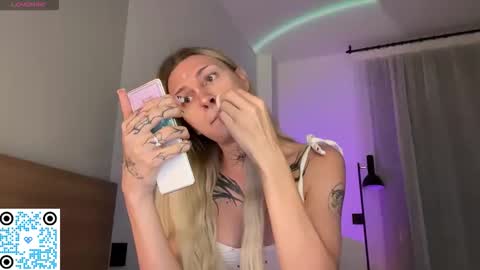 Snapshot of barbie_bi chatting on 11/10/25, 06:40 My name is Molly. Please say hello I like talking to you. If you have any wishes or obscene desires please use the tip menu online show from 11/10/25, 06:40