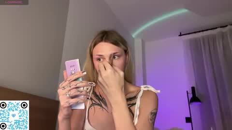 Snapshot of barbie_bi chatting on 11/12/25, 08:30 My name is Molly. Please say hello I like talking to you. If you have any wishes or obscene desires please use the tip menu online show from 11/12/25, 08:30