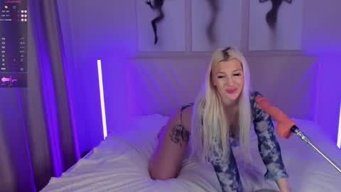 Snapshot of barbielina_ chatting on 01/21/25, 12:25 Emma online show from 01/21/25, 12:25
