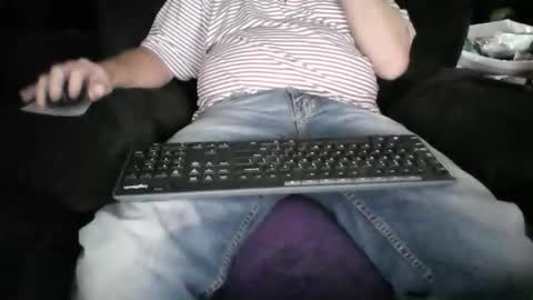 Snapshot of beachguy38 chatting on 11/09/25, 06:28 beachguy38 online show from 11/09/25, 06:28