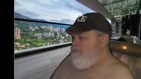 Snapshot of bear4muscle chatting on 12/08/24, 10:57 Dookie online show from 12/08/24, 10:57