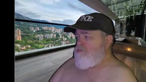 Snapshot of bear4muscle chatting on 12/13/24, 01:26 Dookie online show from 12/13/24, 01:26