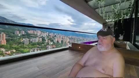 Snapshot of bear4muscle chatting on 02/09/25, 08:45 Dookie online show from 02/09/25, 08:45