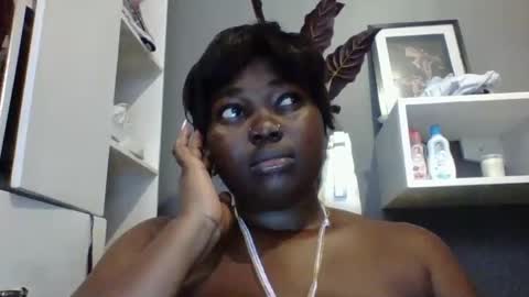 Snapshot of beautie699392 chatting on 02/13/25, 08:48 Lil stunner online show from 02/13/25, 08:48