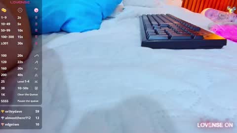 Snapshot of beautifulskinny18 chatting on 02/18/25, 11:08 Shalom online show from 02/18/25, 11:08