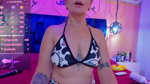 Snapshot of beauty_milf4 chatting on 01/12/25, 06:05 Chantall online show from 01/12/25, 06:05